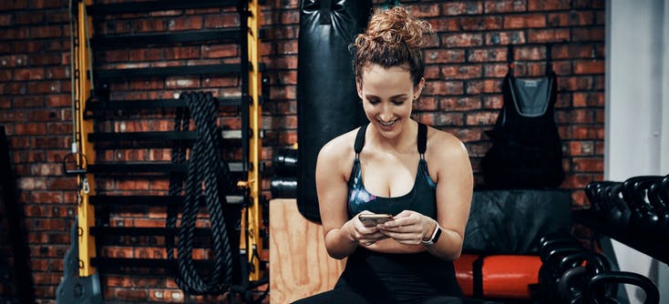 girl signing up for an online class on her phone