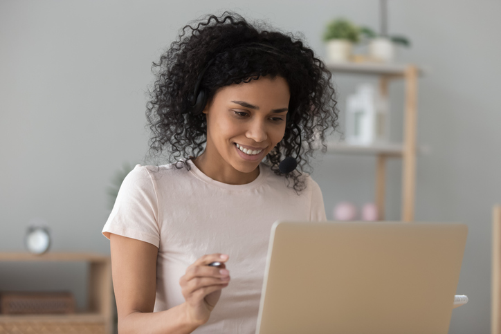 Woman sitting in front of a laptop.